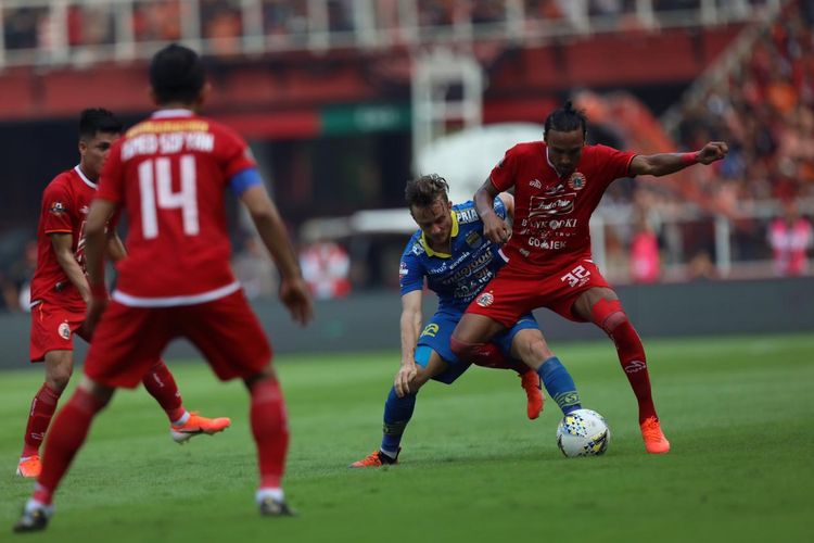 Laga Persija Jakarta vs Persib Bandung di Stadion Utama Gelora Bung Karno, 10 Juli 2019. a