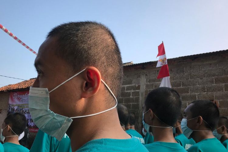 Seorang ODGJ dari Yayasan Jamrud Biru saat mengikuti prosesi pengibaran bendera Sang Saka Merah Putih di lapangan RT.04 Kelurahan Mustikasari, Mustika Jaya, Kota Bekasi, Rabu (17/8/2022). Upacara bendera tersebut dilakukan sebagai bentuk perayaan HUT Republik Indonesia ke 77.