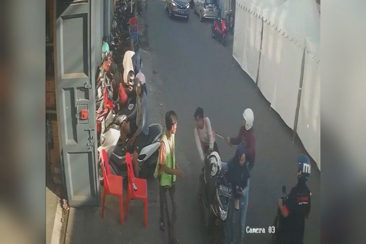 Potongan rekaman CCTV saat korban Afdal seorang jukir diserang oleh pelaku berinisial A menggunakan parang di bilangan Jalan Muh Yamin, Kecamatan Makassar, Kota Makassar, Sulawesi Selatan (Sulsel).
