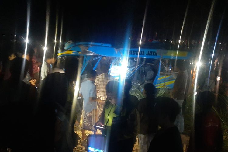 Kondisi mobil elf yang tertabrak kereta api Probowangi di Klakah, Lumajang, Minggu (19/11/2023).