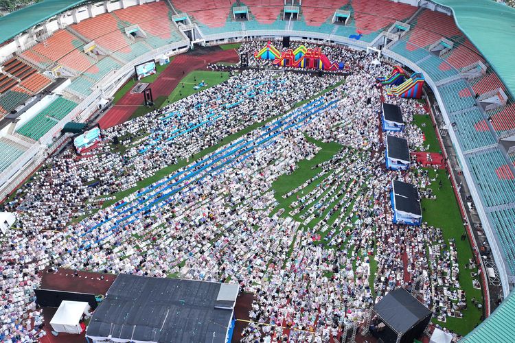 Puluhan Ribu Warga Bogor Shalat Idul Fitri di Stadion Pakansari Cibinong, Ada Makanan Gratis hingga Doorprize