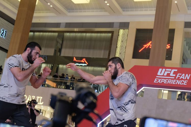 Petarung UFC asal Dagestan, Islam Makhachev, saat beraksi di sesi open training pada UFC Fans Experience di Yas Mall, Yas Marina, Abu Dhabi pada Rabu (19/10/2022) jelang UFC 280.