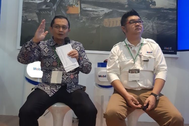 Presiden Direktur ExxonMobil Lubricants Indonesia Syah Reza (kiri)