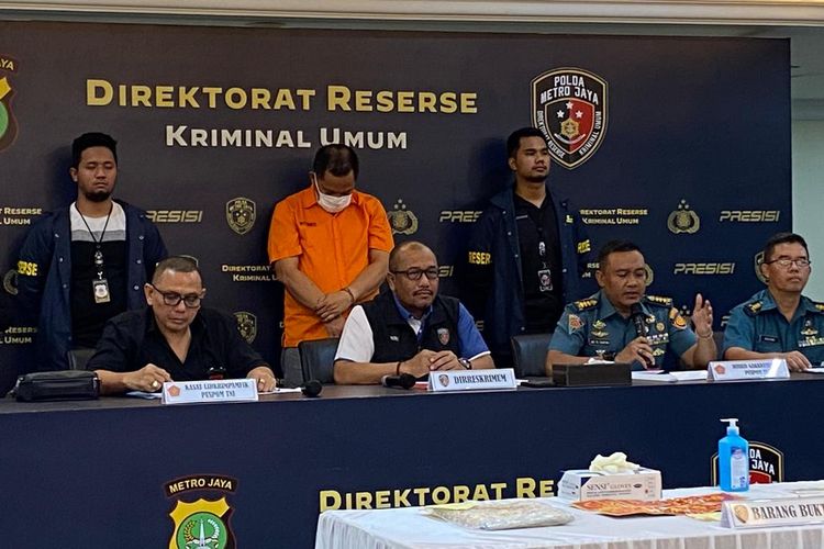 Polisi menjelaskan kasus pengemudi Fortuner arogan bernama Pierre W G Abraham yang menggunakan pelat dinas palsu TNI, di Mapolda Metro Jaya, Kamis (18/4/2024). 