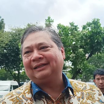 Ketua Dewan Pengarah TKN Prabowo-Gibran yang juga Ketua Untum Partai Golkar, Airlangga Hartarto di Kompleks Istana Kepresidenan, Jakarta, Selasa (16/4/2024).