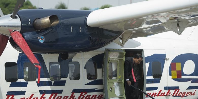 Presiden Joko Widodo keluar dari Pesawat Nurtanio usai Pemberian Nama Pesawat N219 di Base Ops, Lanud Halim Perdanakusuma, Jakarta, Jumat (10/11). Presiden memberikan nama Nurtanio kepada purwarupa pesawat N219 yang merupakan karya anak bangsa hasil kerjasama PTDI dan LAPAN. ANTARA FOTO/Rosa Panggabean/foc/17. 