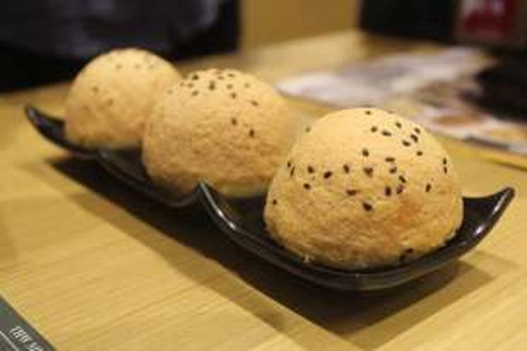 Barbeque Chicken Bun, merupakan menu baru yang disajikan Tim Ho Wan Grand Indonesia, dengan meggunakan ayam sebagai hidangan utamanya, Kamis (28/1/2016).