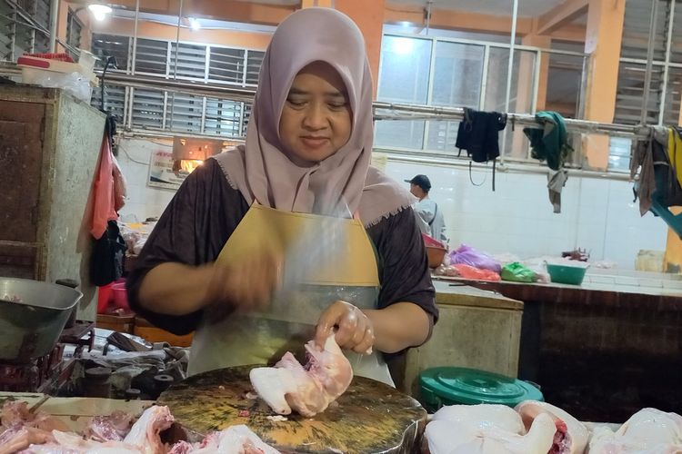 Aida, pedagang daging ayam di Pasar Beringharjo saat memotong ayam di kiosnya, Selasa (26/3/2024). Harga daging ayam saat ini Rp 40.000 per kg dari sebelumnya Rp 35.000 per kg.