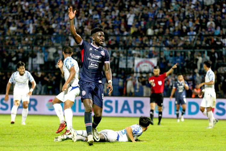 Pemain asing Arema FC Abel Camara seusai berduel dengan pemain PSIS Semarang saat pertandingan pekan 2 Liga 1 2022-2023 yang berakhir dengan skor 2-1 di Stadion Kanjuruhan Kepanjen, Kabupaten Malang, Sabtu (30/7/2022) malam.