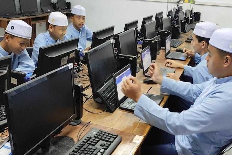 Sejumlah siswa SMPN 1 Kota Cirebon menggunakan perangkat chromebook bantuan dari Kementerian Pendidikan era Nadhiem Makarim, di ruang labolatorium pada Jumat (18/7/2025) siang.