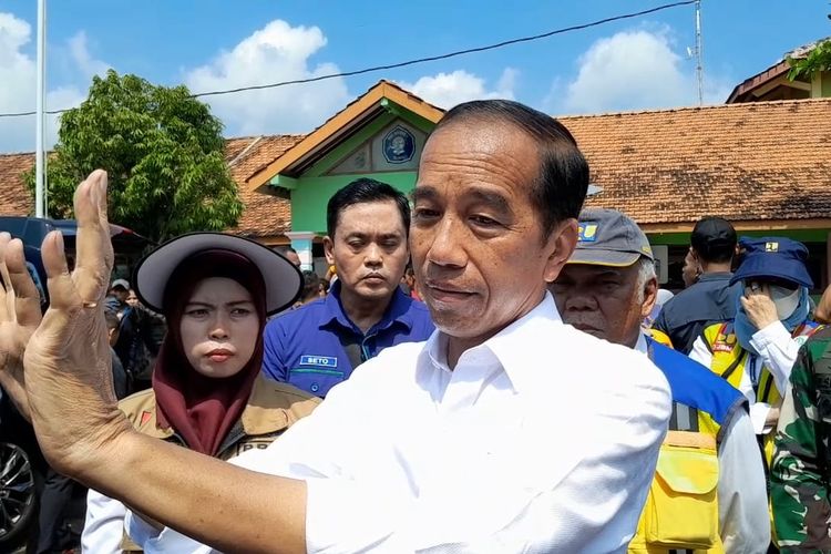 Presiden RI Joko Widodo, usai mengunjungi korban banjir Demak di Pos pengungsian SMK Ganesha, Kecamatan Gajah, Jumat (22/3/2024). (KOMPAS.COM/NUR ZAIDI).