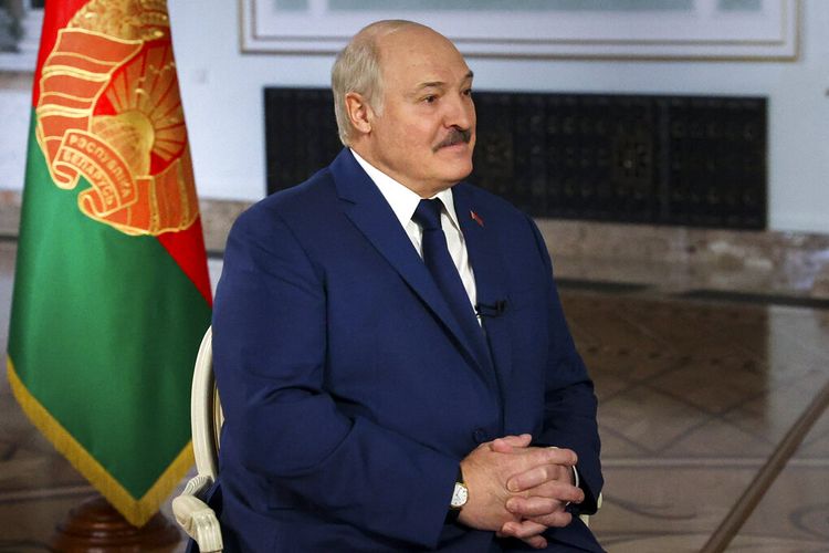Presiden Belarus Alexander Lukashenko berbicara dalam wawancara dengan agen Rossiya Segodnya Rusia, juga dikenal sebagai Sputnik, kepala kantor berita Dmitry Kiselev di Minsk, Belarus, Selasa, 30 November 2021. 