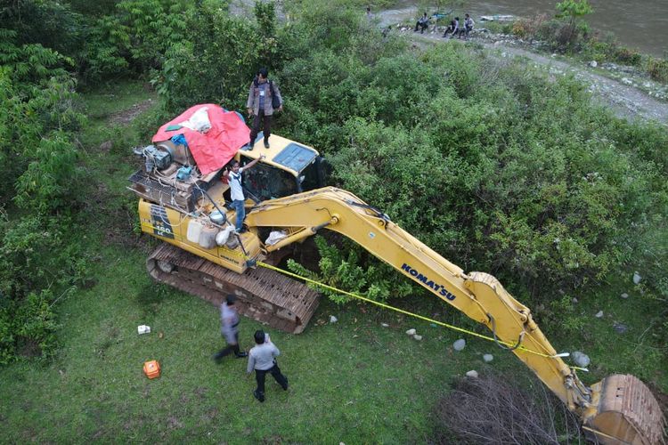 Alat berat ditemukan dalam hutan saat polisi melakukan patroli udara menggunakan drone di Merangin, Jambi. 