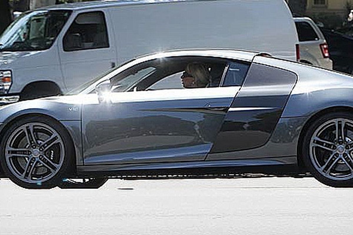 Lady Gaga sedang mengendarai Audi R8 GT di jalan Beverly Hills