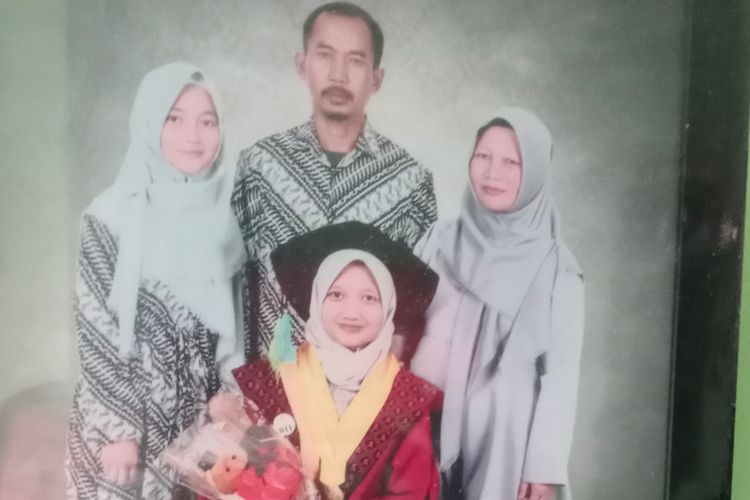 Wiwit Nur Hidayah (dua dari kanan) bersama kedua orangtua dan adiknya di rumahnya, Kamis (10/08/2023)