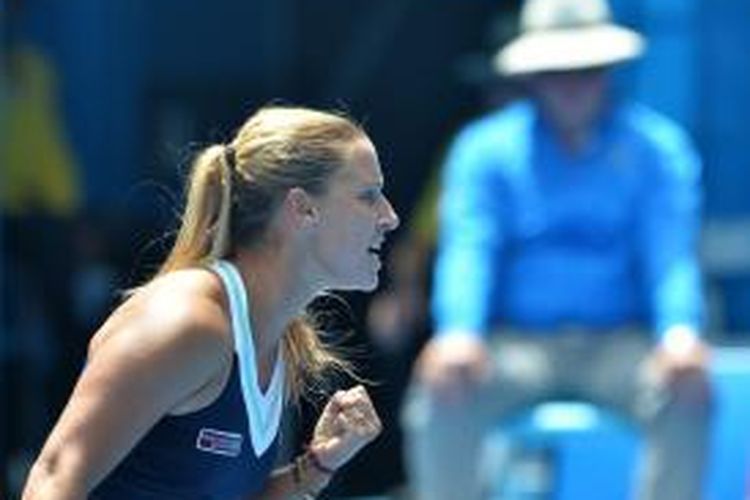 Petenis Slovakia, Dominika Cibulkova berteriak setelah meraih poin atas petenis Rusia, Maria Sharapova, pada laga babak keempat Australian Open di Rod Laver Arena, Melbourne Park, Senin (20/01/2014).