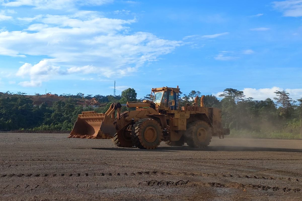 Loader milik PT Vale Indonesia di area pertambangan nikel Blok Sorowako, Sulawesi Selatan