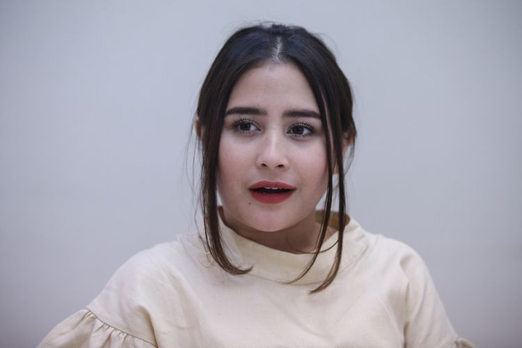 Artis peran Prilly Latuconsina saat wawancara di Kantor Redaksi Kompas.com, Jakarta, Selasa (27/3/2018). Ia tengah mempromosikan film terbaru yang dibintanginya berjudul Danur 2 : Maddah.