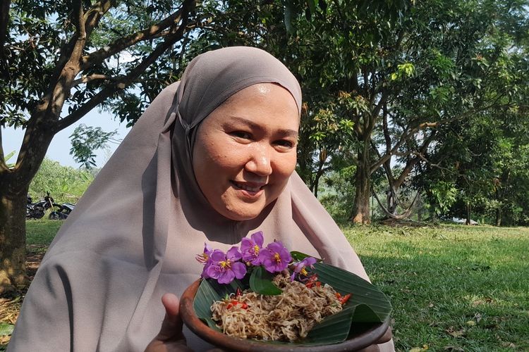 Tengku Poppy Utami Dewi, pegiat kuliner di Karawang, Jawa Barat menunjukkan tumis bunga harendong, Sabtu (29/8/2023).