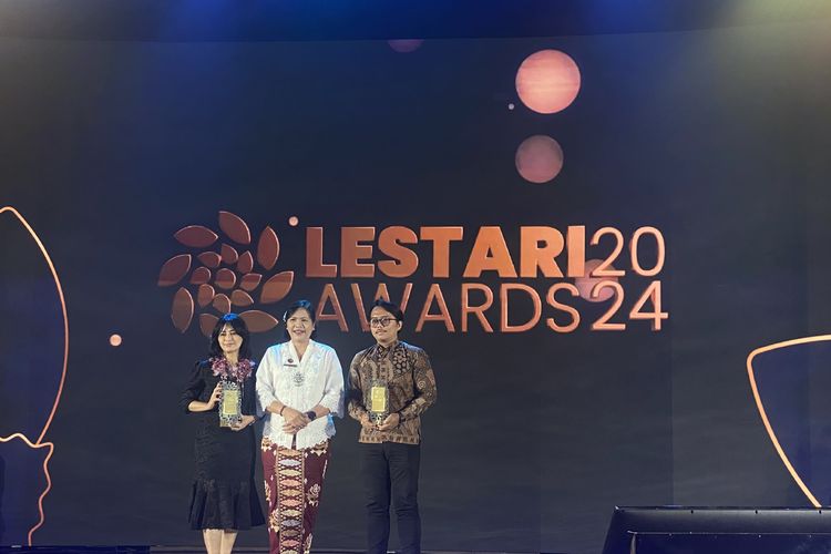 Perwakilan PT Unilever Indonesia dan PT Triputra Agro Persada Tbk menerima penghargaan bidang Social pada KG Media Lestari Awards 2024 di Jakarta, Rabu (21/8/2024).