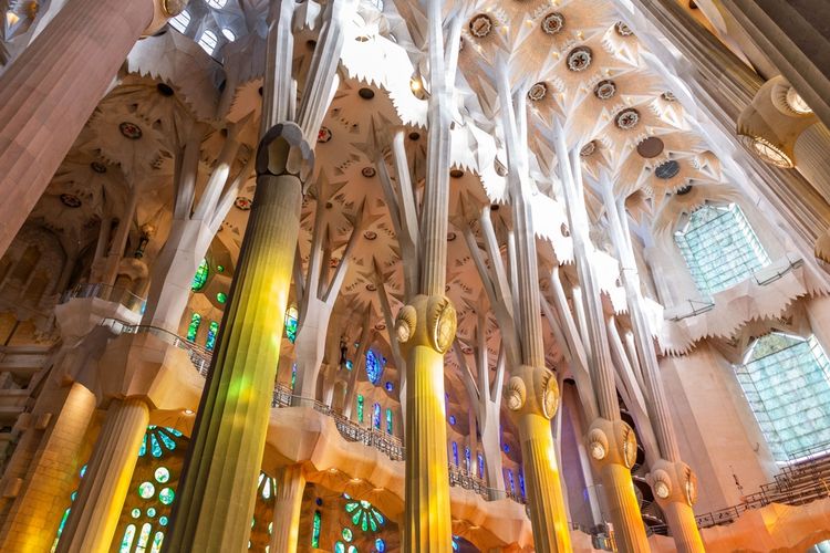 Ilustrasi bagian dalam La Sagrada Familia di Barcelona, Spanyol. Pembangunan gereja ini akan rampung setelah hampir 144 tahun.