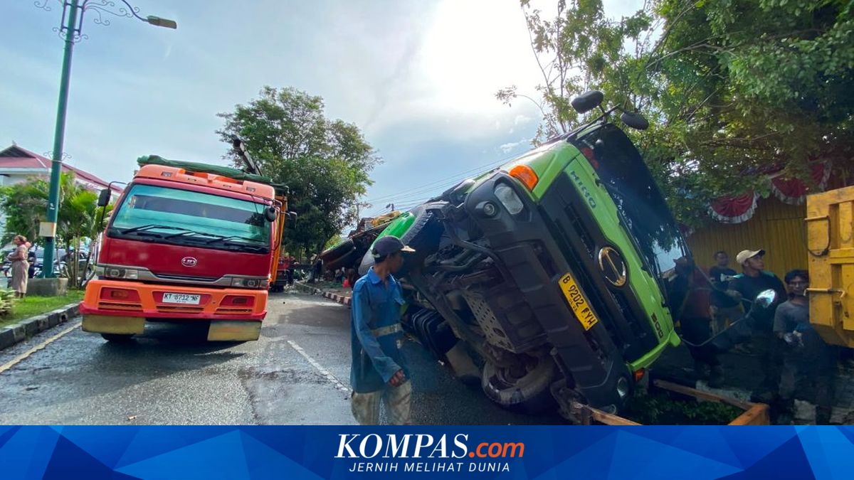 Truk Bermuatan Besi Tua Terguling akibat Pecah Ban di Balikpapan, Material Timpa Ruko