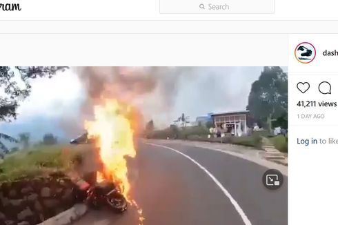 Video Viral, Pengendara Moge Selamat Saat Motornya Tiba-tiba Terbakar di Jalur Bromo