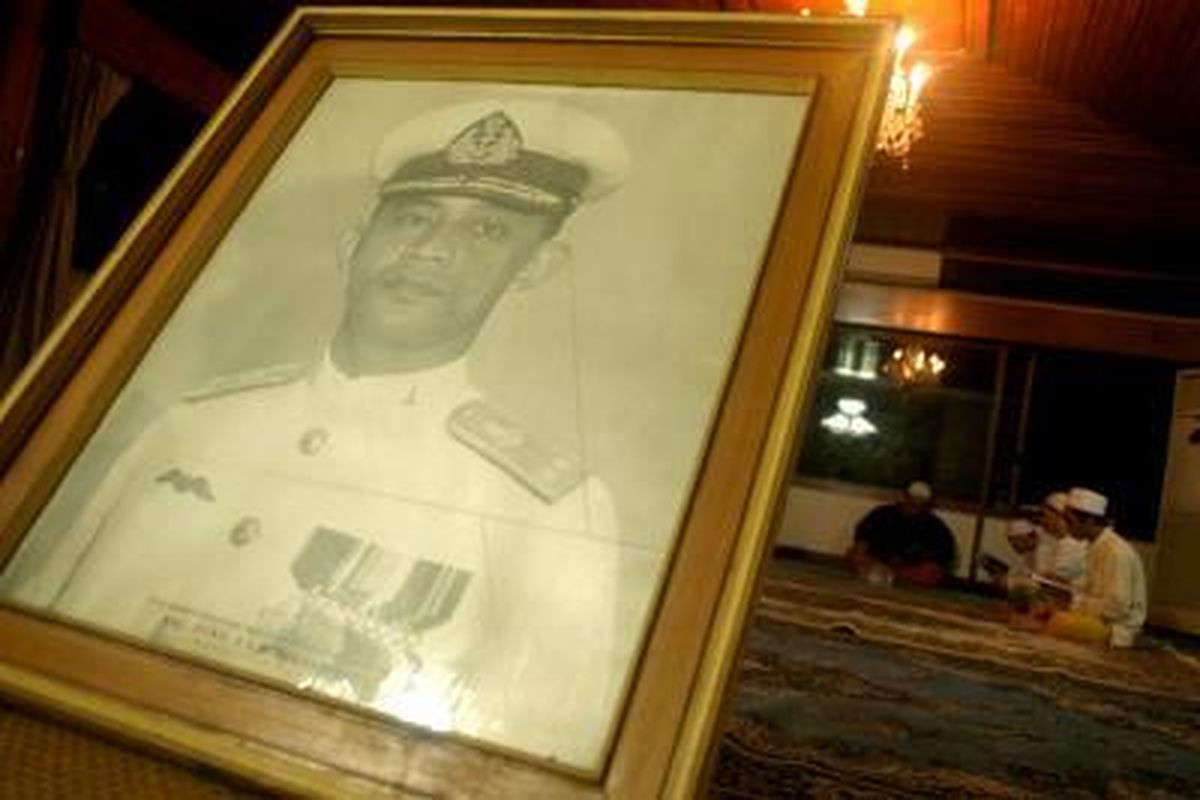 Kerabat almarhum Ali Sadikin melayat di rumah duka Jalan Borobudur No. 2 Menteng, Jakarta Pusat, Selasa (20/5). Almarhum Ali Sadikin meninggal akibat komplikasi penyakit yang dideritanya. Kristianto Purnomo (KP) 20-05-2008