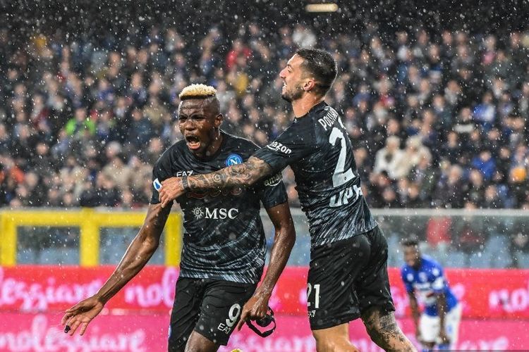 Aksi selebrasi Victor Osimhen dalam laga pekan ke-17 Liga Italia 2022-2023 antara Sampdoria vs Napoli di Stadion Luigi Ferraris, 8 Januari 2023. (Photo by Andreas SOLARO / AFP)