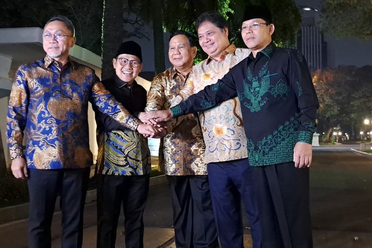 Ketua Umum Partai Amanat Nasional Zulkifli Hasan, Ketua Umum Partai Kebangkitan Bangsa Muhaimin Iskandar, Ketua Umum Partai Gerindra Prabowo Subianto, Ketua Umum Partai Golkar Airlangga Hartarto,  dan Plt Ketua Umum Partai Persatuan Pembangunan Mardiono (dari kiri ke kanan) berfoto bersama seusai bertemu Presiden Joko Widodo di Istana Merdeka, Jakarta, Selasa (2/5/2023).