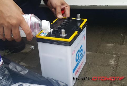 Bolehkan Air Hujan Dijadikan Pengganti Cairan Aki?