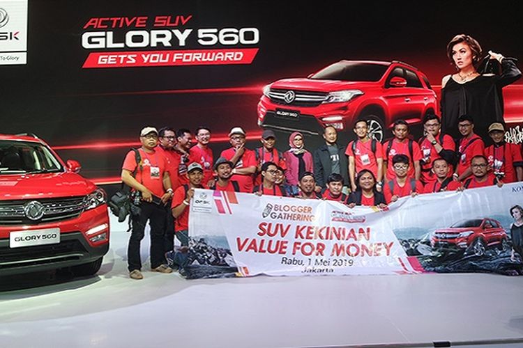 Peserta Blogger Gathering SUV Kekinian Value for Money usai mengeskplor area pameran DFSK di IIMS 2019. (KOMPAS.com/Tiara Fitriyani)