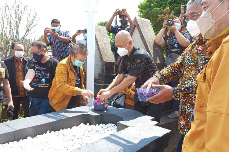 Bupati Jepara Dian Kristiandi meresmikan salah satu makam sosok pejuang kemerdekaan di Tanah Jawa, Tunggul Wulung di kompleks Pemakaman Kristen, Desa Bondo, Kecamatan Bangsri, Kabupaten Jepara, Jawa Tengah, Selasa (29/3/2022). 