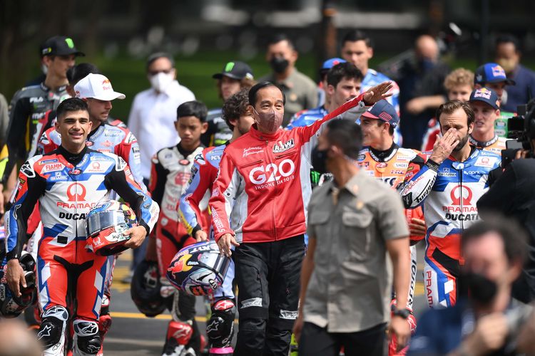 Presiden Joko Widodo (tengah) berjalan bersama para pebalap MotoGP sebelum melepas parade Moto GP di depan Istana Merdeka, Jakarta, Rabu (16/3/2022). Parade tersebut merupakan bentuk apresiasi atas kerja keras Pemerintah dalam mempersiapkan pagelaran MotoGP Mandalika pada 18-20 Maret 2022.