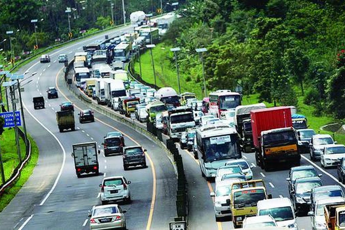 Arus kendaraan dari Bandung menuju Jakarta terjebak kemacetan di Tol Purbaleunyi, bagian dari Tol Cipularang, Jawa Barat, Rabu (13/2). Kondisi itu akibat adanya pembersihan longsoran di Km 100,6.
