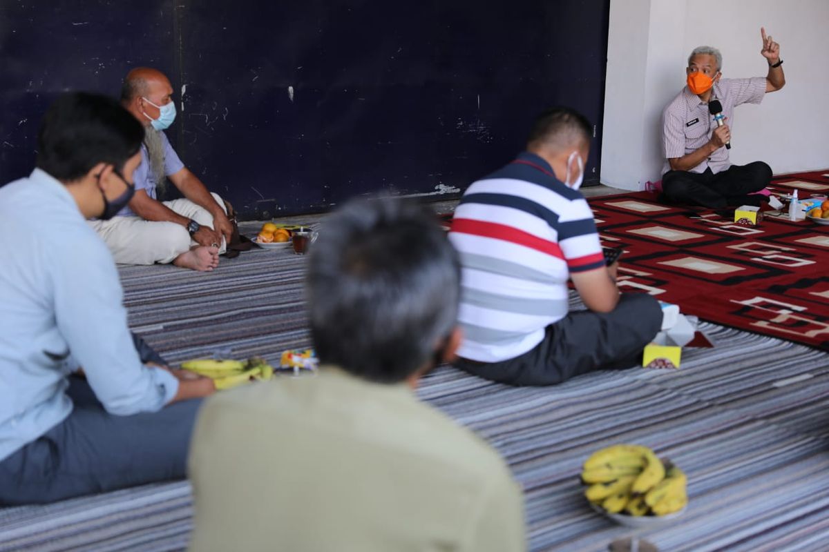 Gubernur Provinsi Jateng Ganjar Pranowo, saat berdialog dengan para petani tembakau, di salah satu gudang tembakau Temanggung, Selasa (25/8/2020).