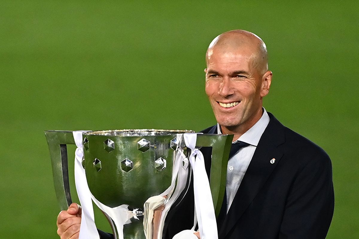 Pelatih Real Madrid Zinedine Zidane berpose dengan trofi usai timnya berhasil menjadi juara Liga Spanyol setelah mengalahkan Villarreal 2-1 di Stadion Alfredo di Stefano, Valdebebas, pada Jumat (17/7/2020) dini hari WIB. Hasil ini menjadi trofi Liga Spanyol ke-34 Real Madrid dan yang ke-11 bagi Zinedine Zidane menangani Los Blancos, termasuk tiga gelar Liga Spanyol.