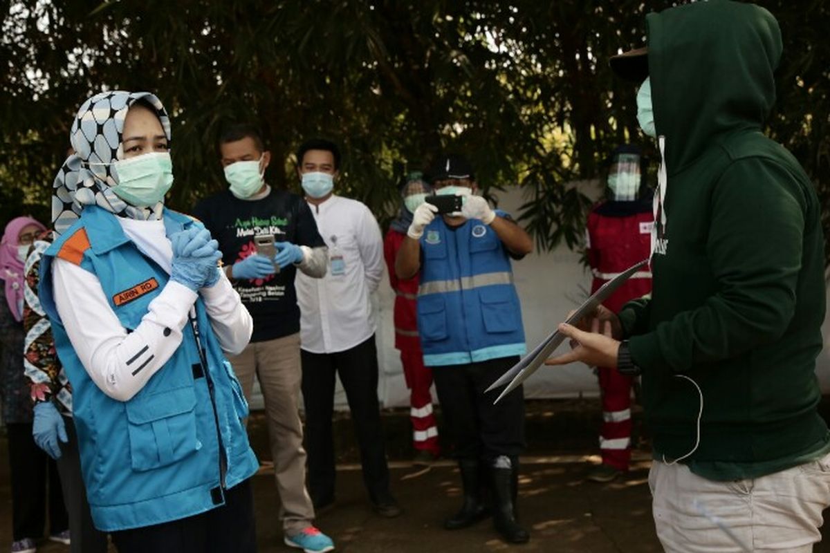 Wali Kota Tangerang Selatan Airin Rachmi Diany melepas tiga pasien ODP dan PDP usai menjalani karantina selama masa inkubasi pada Kamis (7/5/2020). Ketiga pasien tersebut dipulangkan setelah dinyatakan negatif Covid-19 usai menjalani rangkaian tes kesehatan.