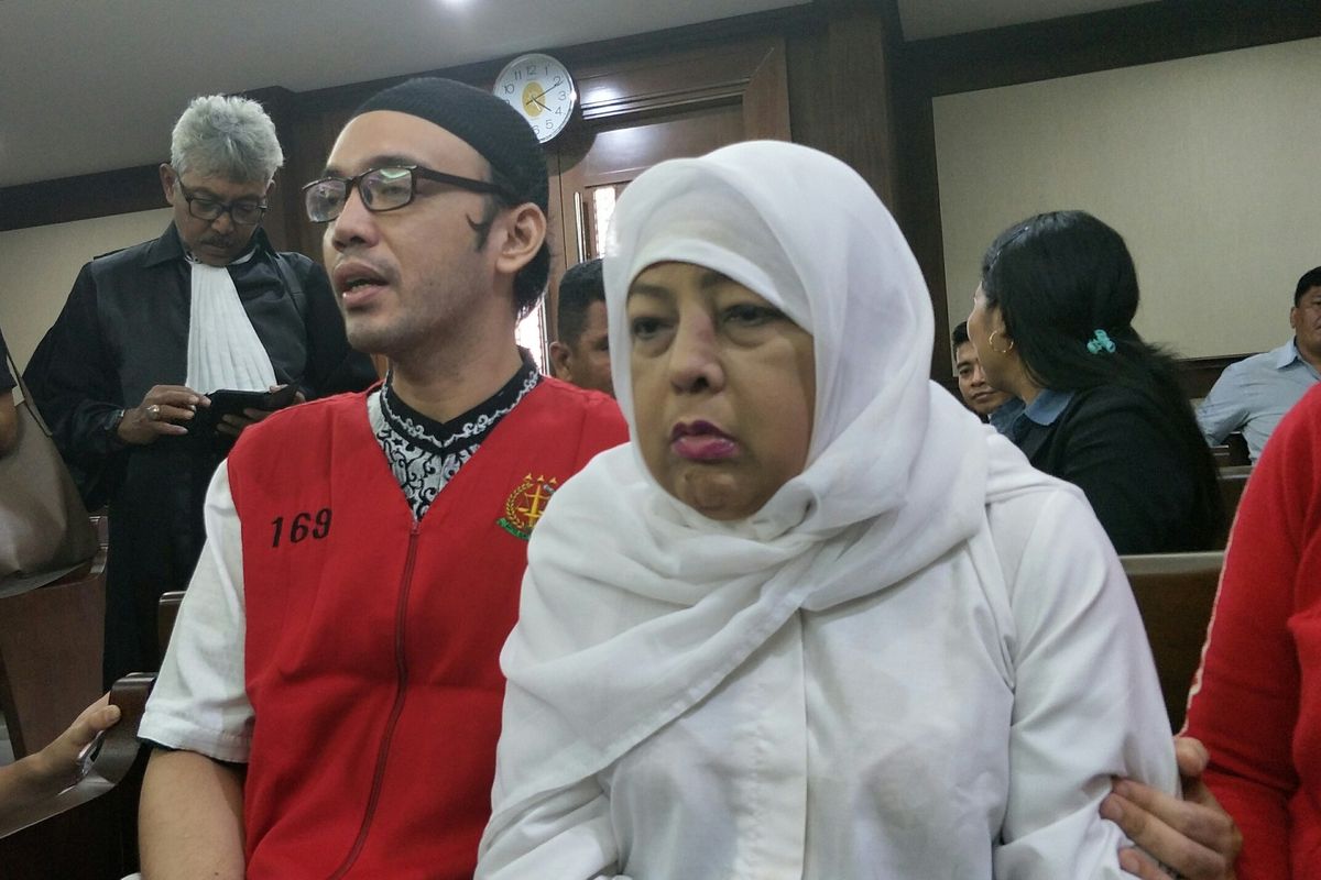 Sandy Tumiwa didampingi ibunya Amalia Nurshanti di Pengadilan Negeri Jakarta Pusat, kawasan Gunung Sahari, Kamis (3/10/2019).