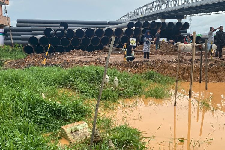 Belasan makam diduga rusak akibat proyek pembangunan Jembatan Duplikat Kapuas Pontianak, Kalimantan Barat (Kalbar). Satu di antara ahli waris, Resa berharap Pemerintah Kota Pontianak memberikan keadilan dan menjelaskan kepada masyarakat terkait perusakan tersebut.