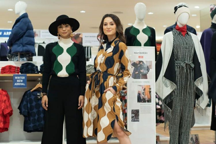 Shareefa Danish dan Julie Estelle dalam balutan koleksi terbatas musim gugur/ musim dingin UNIQLO x Marimekko.