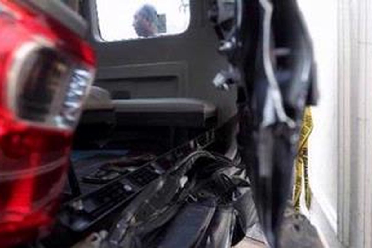 Bagian belakang Daihatsu Luxio F 1622 CY yang ditabrak mobil M Rasyid Amirulloh Rajasa, putra Menteri Koordinator Perekonomian Hatta Rajasa diamankan di Direktorat Lalu Lintas Polda Metro Jaya, Jakarta, Rabu (2/1/2012). M Rasyid Amirulloh Rajasa yang mengemudikan mobil BMW B 272 HR menabrak Daihatsu Luxio F 1622 CY dari belakang dan mengakibatkan dua orang penumpang Daihatsu Luxio meninggal. 