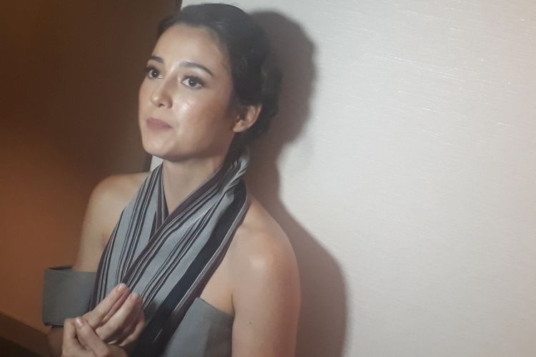 Julie Estelle ketika berbincang dengan wartawan soal film horor terbarunya yang berjudul Gerbang Neraka di XXI Plaza Indonesia, Jakarta Pusat, Senin (21/8/2017).