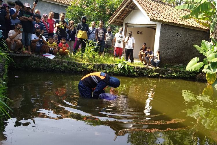 Sesosok mayat mengambang di kolam ikan lingkungan perumahan warga Kecamatan Tawang, Kota Tasikmalaya, Kamis (20/8/2020).