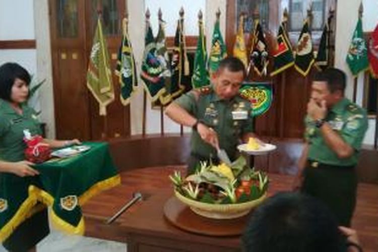 Pangdam III/Siliwangi Mayor Jendral TNI Dedi Kusnadi Thamim saat memotong tumpeng nasi kuning, syukuran Hari Ulang Tahun (HUT) Kodam III/Siliwangi yang ke 68 di Makodam III/Siliwangi, Selasa, (20/5/2014).