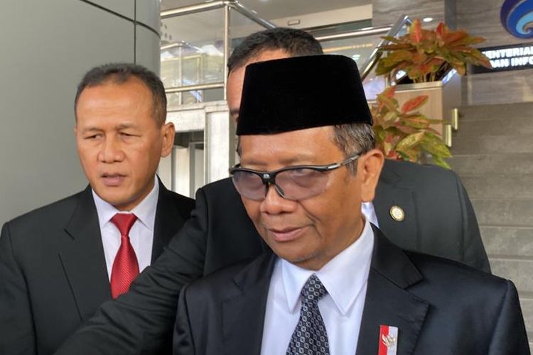 Menteri Koordinator Politik, Hukum, dan Keamanan (Menko Polhukam) Mahfud MD (kanan) usai menyerahkan jabatan Menteri Komunikasi dan Informatika (Menkominfo) kepada Budi Arie Setiadi di Kantor Kominfo, Jakarta Pusat, Senin (17/7/2023).