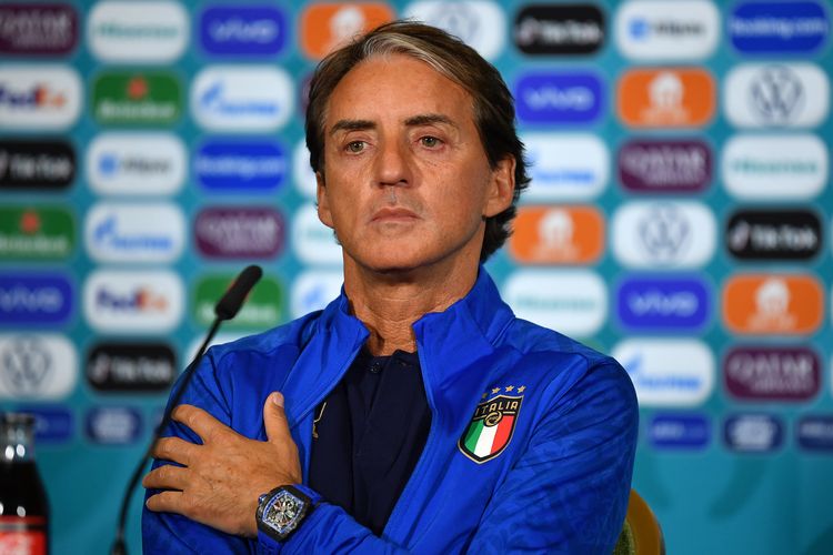 ROMA, ITALIA - Dalam foto yang disediakan oleh UEFA ini, pelatih timnas Italia, Roberto Mancini,berbicara kepada media pada sesi konferensi pers jelang laga Grup A Euro 2020 antara Italia kontra Swiss di Stadion Olimpico, 15 Juni 2021.