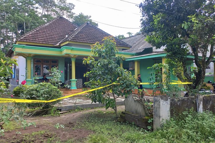 Suasana rumah Kasianto, salah korban pembacokan, di Desa Pojok, Kecamatan Wates, Kabupaten Kediri, Jawa Timur.