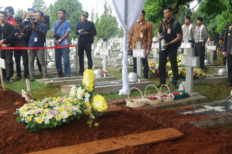 Mantan Kapolri Jenderal (Purn) Widodo Budidarmo dimakamkan di Taman Makam Pahlawan Kalibata, Jakarta Selatan, Sabtu (6/5/2017).