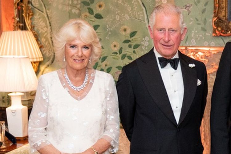 Raja Charles dan Permaisuri Camilla berfoto di Winfield House, London, pada 4 Juni 2019